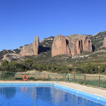 piscine du camping armalygal avec une vue incroyable sur les mallos de riglos