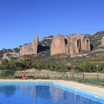 pisicina con vistas panorámicas en aragon en el camping armalygal