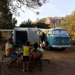 old school-furgoneta vintage-camper-parcela camping armalygal-familia-falicidad