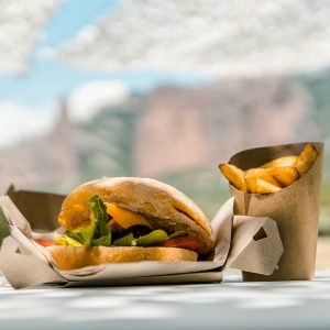 burger maison-sauce secret-frites-tout ça avec une vue imprenable sur les mallos de riglos