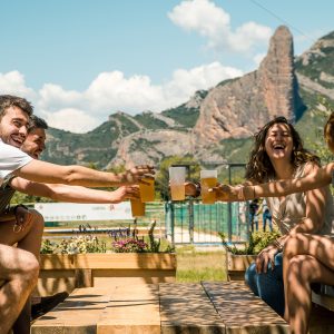 terrasse du restaurant et bar avec une vue panoramique sur les mallos de riglos