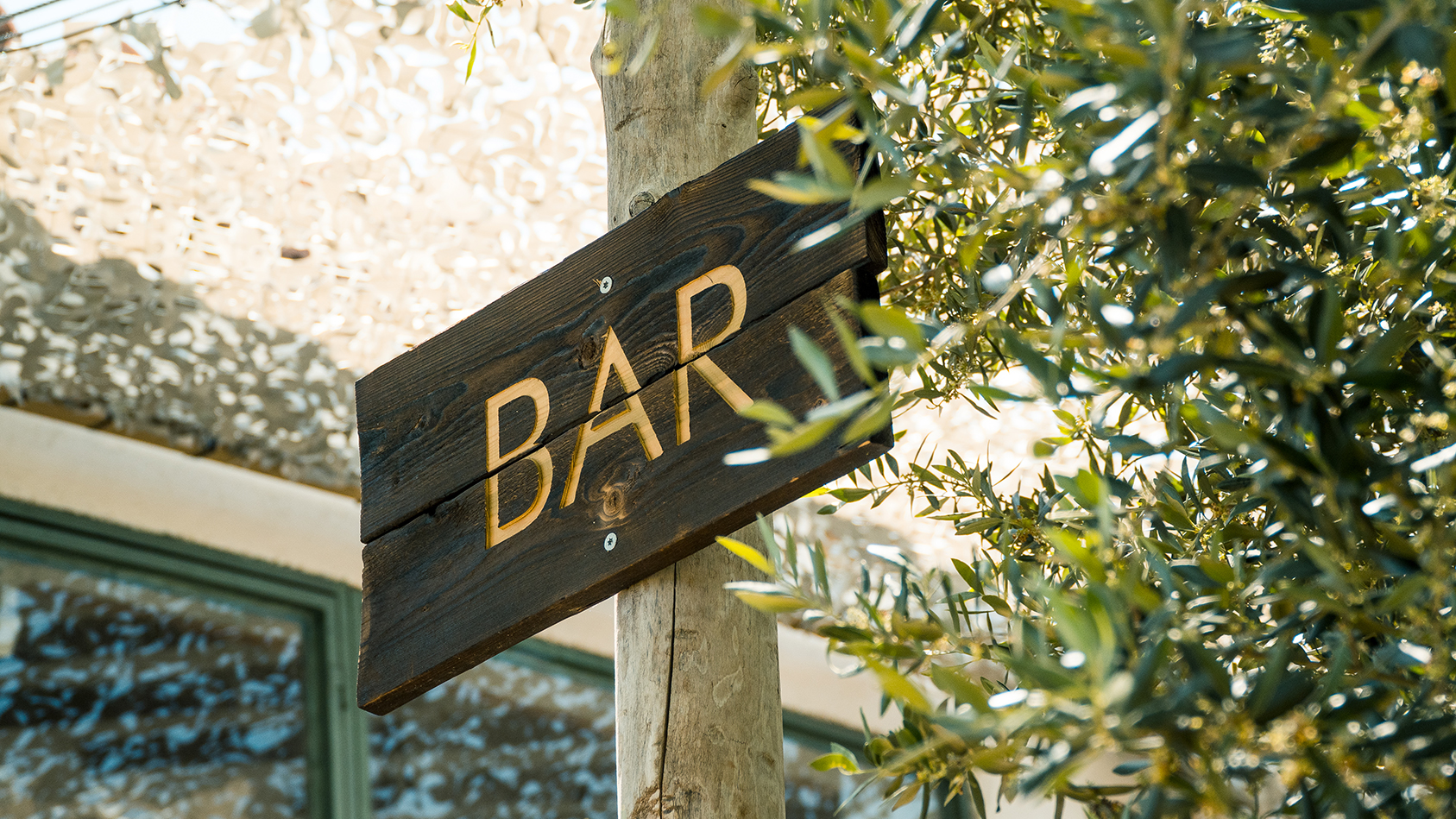 bar-terraza-fresco-sol-sombra-exterior-restaurante-armalygal-camping-ospot