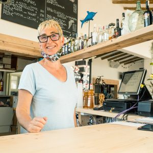 larraitz-camarera-bar-ospot-armalygal-restaurante