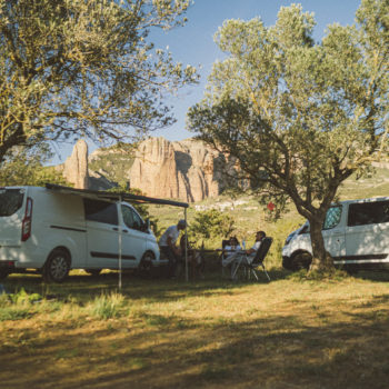 Disfruta con amigos de las vistas a los Mallos de Riglos desde nuestro camping